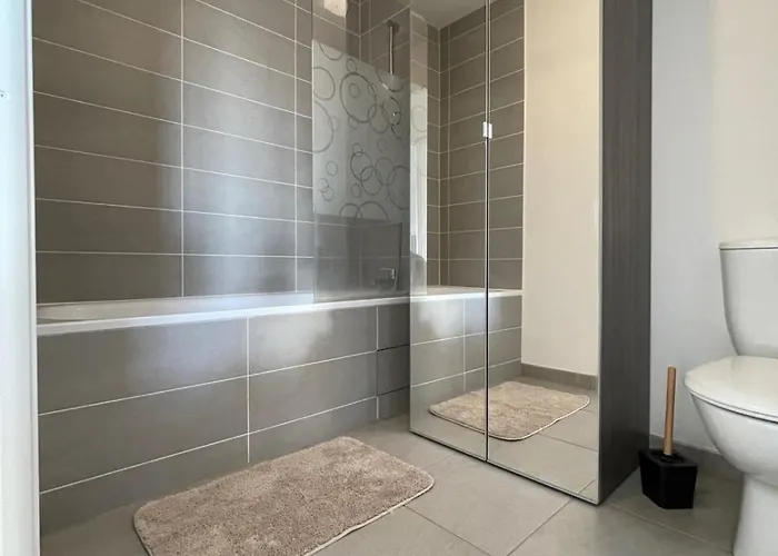 Spacious Flat With Terrace דירה