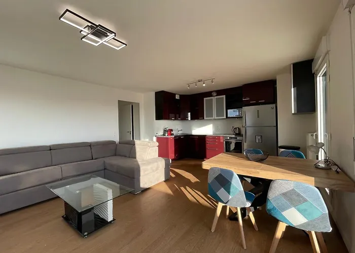 Spacious Flat With Terrace דירה *